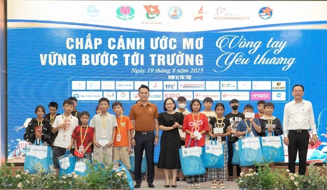 Hội Doanh nhân trẻ VN phối hợp giúp đỡ 3.000 trẻ em khó khăn