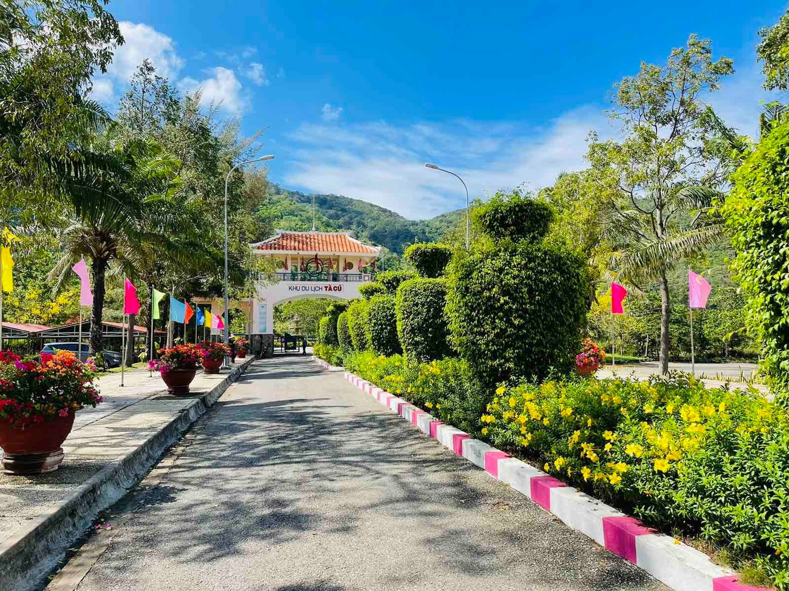 Nơi có "Tượng Phật dài nhất châu Á trên núi", cách TP.HCM hơn 100km, du khách nhận xét: Thật choáng ngợp!