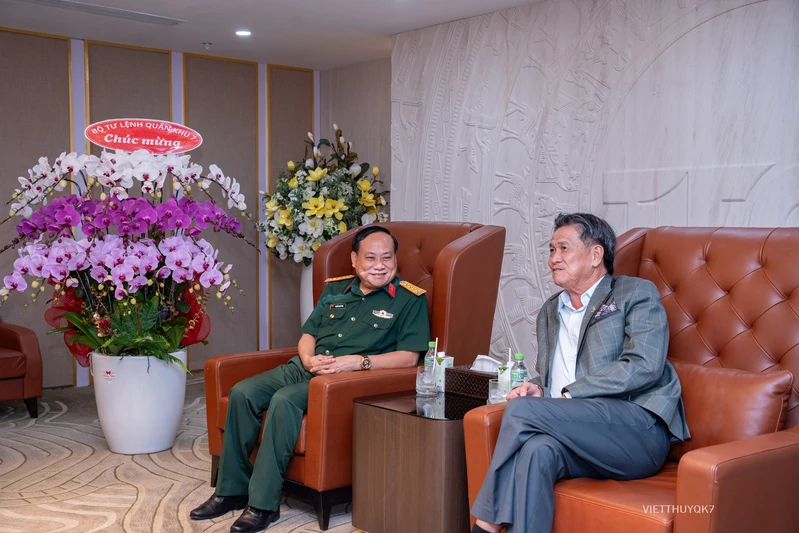 Bộ Tư lệnh Quân khu chúc mừng TTC Group nhân dịp kỷ niệm Ngày Doanh nhân Việt Nam
