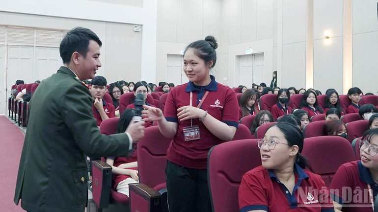 Lam Dong Provincial Police coordinated to organize a workshop on cyber safety.