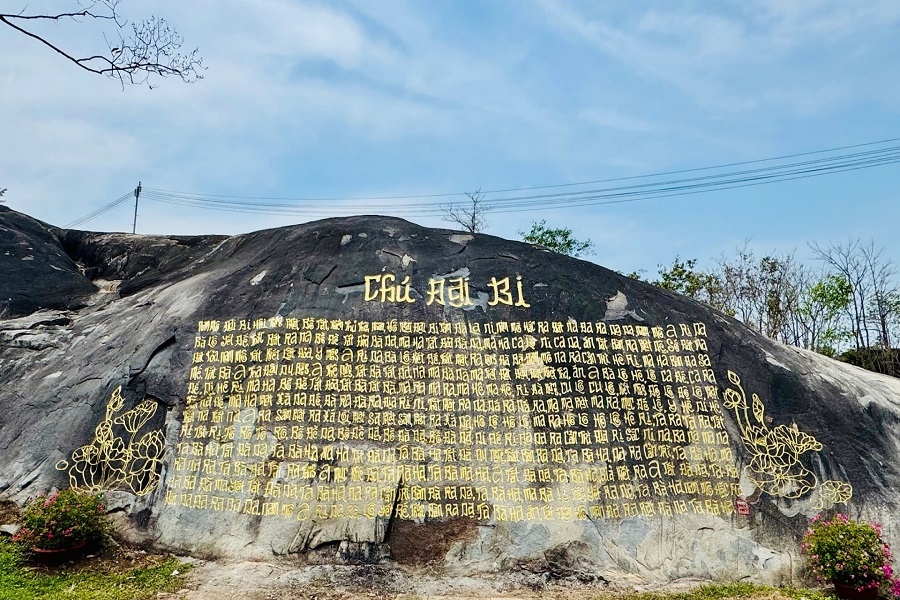 Lâm Đồng: Công trình Đá khắc kinh Phật độc đáo tại Núi Tà Cú hướng đến Kỷ lục Quốc gia