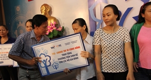 Trao tặng xe máy, máy may, máy ép nước mía... cho các hộ nghèo