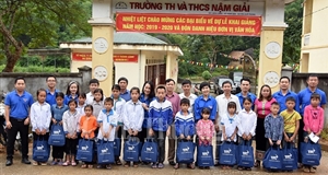 Báo Công Thương mang Trung thu đến học sinh nghèo vùng biên