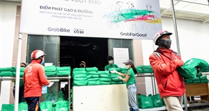 Hàng ngàn phần quà được Grab trao tặng các tài xế công nghệ bất kể màu áo trong mùa dịch