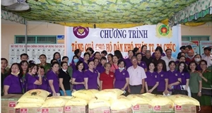 Nhóm Chia sẻ tặng quà và heo giống cho các hộ nghèo vùng biên giới ở tỉnh An Giang