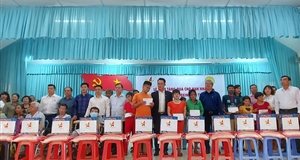 Hội Doanh nhân trẻ Việt Nam trao quà cho nạn nhân chất độc da cam/dioxin tại Tiền Giang