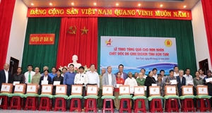 Hội Doanh nhân trẻ Việt Nam trao quà cho nạn nhân chất độc da cam/dioxin tại tỉnh Kon Tum