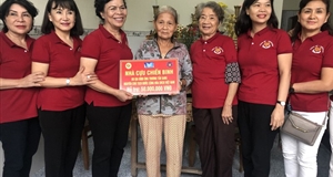 Phu nhân nguyên Chủ tịch nước Trương Tấn Sang trao tặng 500 bộ áo phao cho ngư dân Quảng Ngãi