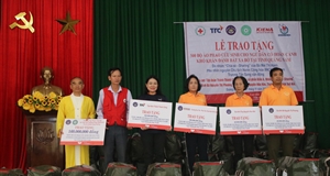 Tặng 500 áo phao sinh tồn cho ngư dân nghèo tỉnh Quảng Nam