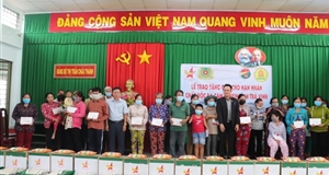Hội Doanh nhân trẻ Việt Nam trao quà cho nạn nhân chất độc da cam tại Trà Vinh
