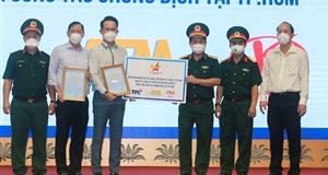 Tặng 10.000 túi thuốc đảm bảo sức khoẻ cho cán bộ, chiến sĩ Bộ Tư lệnh TP. Hồ Chí Minh