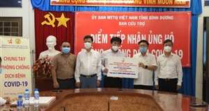 Hội Doanh nhân trẻ Việt Nam trao tặng 10 máy thở cùng 10.000 kit xét nghiệm nhanh Covid- 19 cho tỉnh Bình Dương