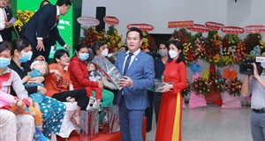 Hội Doanh nhân trẻ Việt Nam trao quà cho nạn nhân chất độc da cam tại Bến Tre