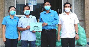 Liên đoàn Lao động và Hội Nông dân tỉnh hỗ trợ các doanh nghiệp thực hiện "3 tại chỗ"