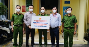 Hội Doanh nhân trẻ Việt Nam và Tập đoàn KIDO trao tặng kit test nhanh, khẩu trang cho Phòng CSHS (Công an TP.HCM)