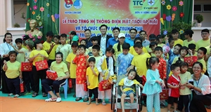 Đoàn thanh niên ngành điện TP Hồ Chí Minh vui trung thu cùng học sinh nghèo