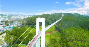 The Central - Central Highlands has the first glass bridge with 7D technology