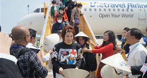 Ice tourism exceeds plans to attract international visitors