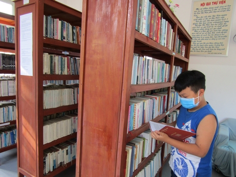 Học sinh đang tra cứu tư liệu.